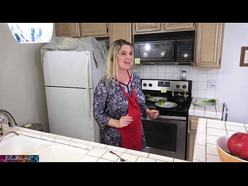 ❤️ Madrastra ordeñándole en la cocina antes de su cita ❤️ Video de porno en es.psi-mass.ru ❌️