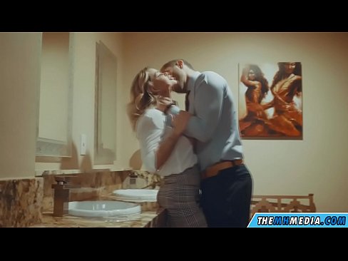 ❤️ Cuando una rubia tetona te seduce en un baño público ❤️ Video de porno en es.psi-mass.ru ❌️